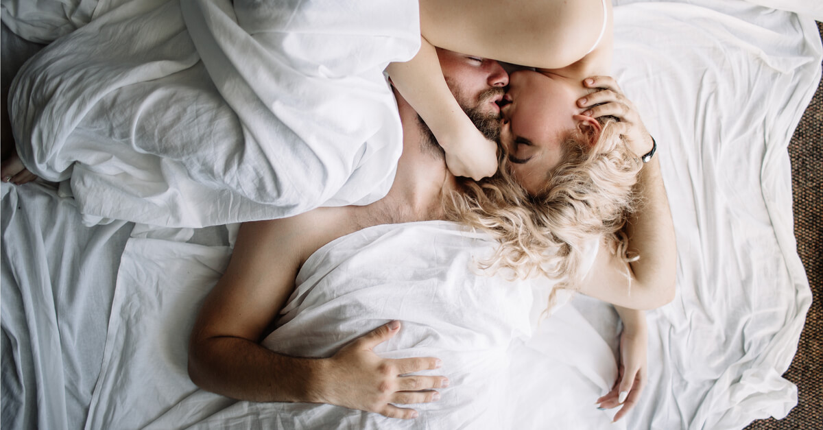 Русское порно в постели с секси блондинкой