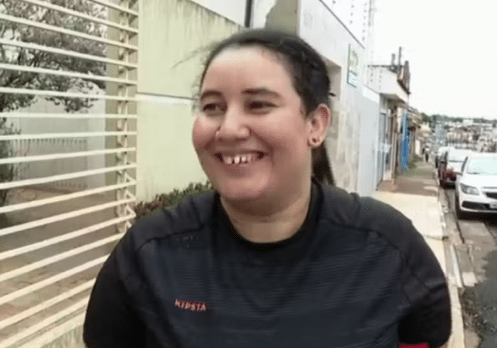 Mulher Que Devolveu Bolsa R Mil Encontrada Na Rua Ganha