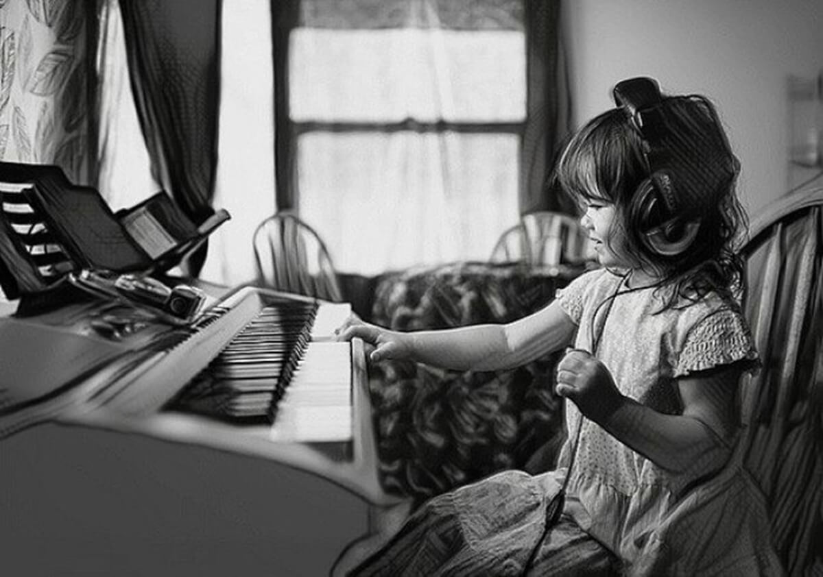 Sister play piano. Музыкальная фотосессия. Дети СЛУШАЮТ музыку. Наслаждение музыкой. Музыкальные эмоции.