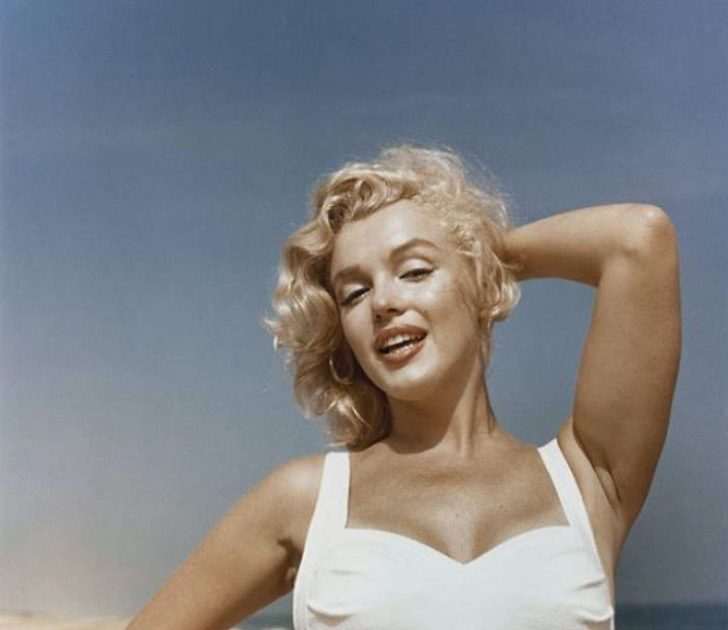 Marilyn Monroe de maiô comprova: celulites e gordurinhas só te