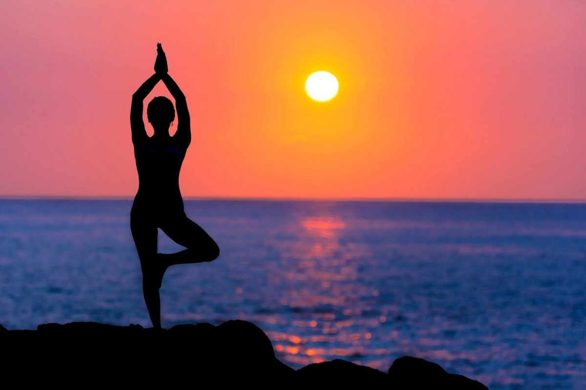 Conheça o poder da yoga e seus benefícios para a saúde, o corpo e a mente -  ABM - Sua saúde em primeiro Lugar