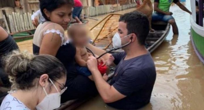 Enfrentando enchente no Acre, médico e enfermeira atendem criança: gratidão por eles