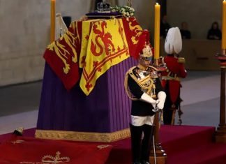 Vídeo mostra desmaio de guarda real ao proteger caixão da rainha Elizabeth II