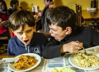 Mãe é expulsa de restaurante com seus 5 filhos por “mau comportamento” e se revolta