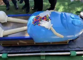 Último desejo: Avó é enterrada em caixão personalizado com chocolates M&M’s