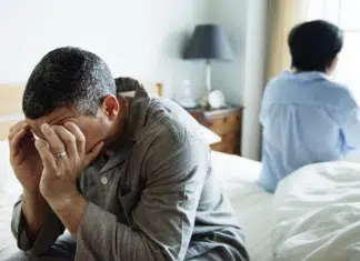 Mulher manda esposo dormir no sofá após briga e ele amanhece sem vida