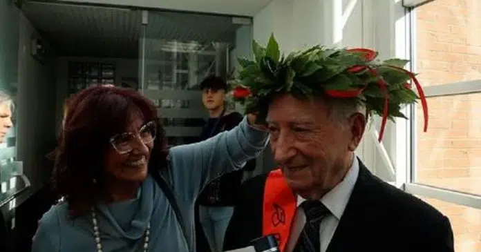 Vovô de 90 anos se forma em Direito como aluno modelo e realiza sonho