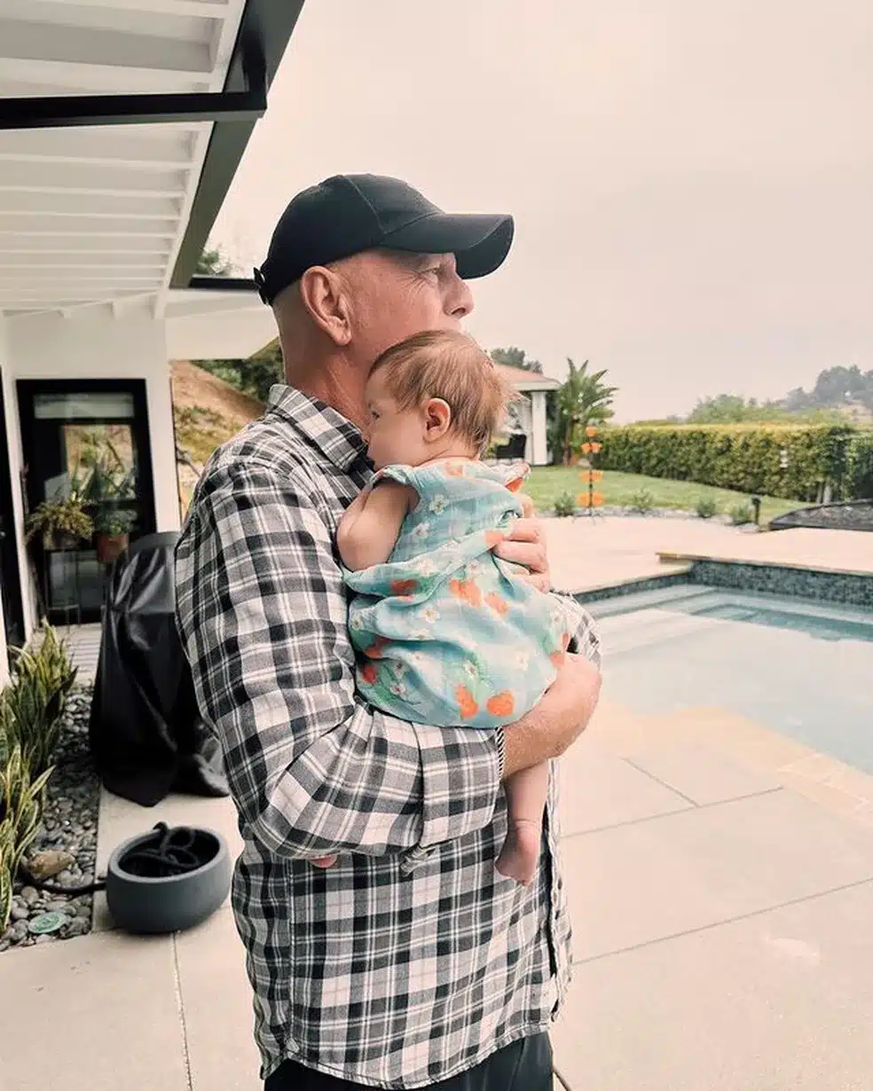 asomadetodosafetos.com - Após diagnóstico de demência, Bruce Willis aparece em foto rara carregando o neto