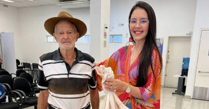 Após bom atendimento, vovô presenteia gerente de banco com uma galinha