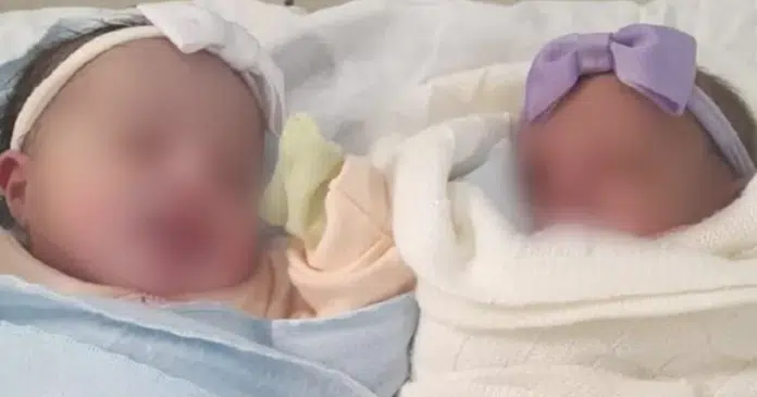 Mulher não sabia que estava grávida de gêmeas e bebê nasce caindo na privada