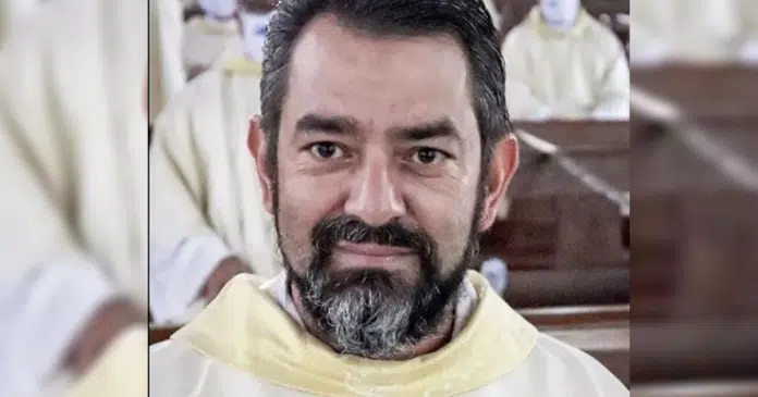 Mulher invade missa para se declarar ao ‘Padre gato’ e sacerdote é afastado