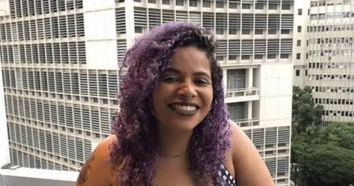 Jovem que trabalhava como caixa na menor cidade do Brasil ganha bolsa de estudos nos EUA
