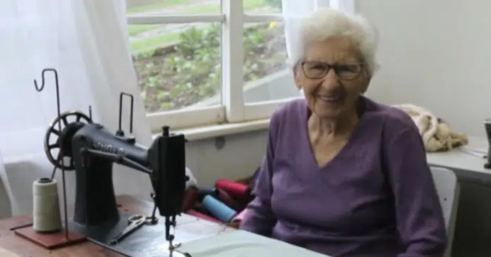 Com 72 anos de profissão, costureira de 95 anos compartilha seu segredo de longevidade