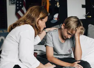 Mãe obriga filho a pedir desculpas para menina que ele fez bullying e faz sucesso na web