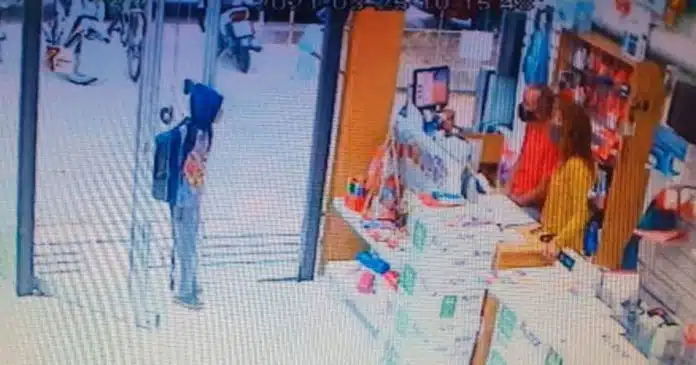 Garotinho de 11 anos entra em livraria para pedir um lápis para ir à escola e ganha material completo