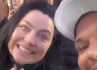 Gente como a gente: Amy Lee, do Evanescence, é flagrada andando de ônibus em São Paulo