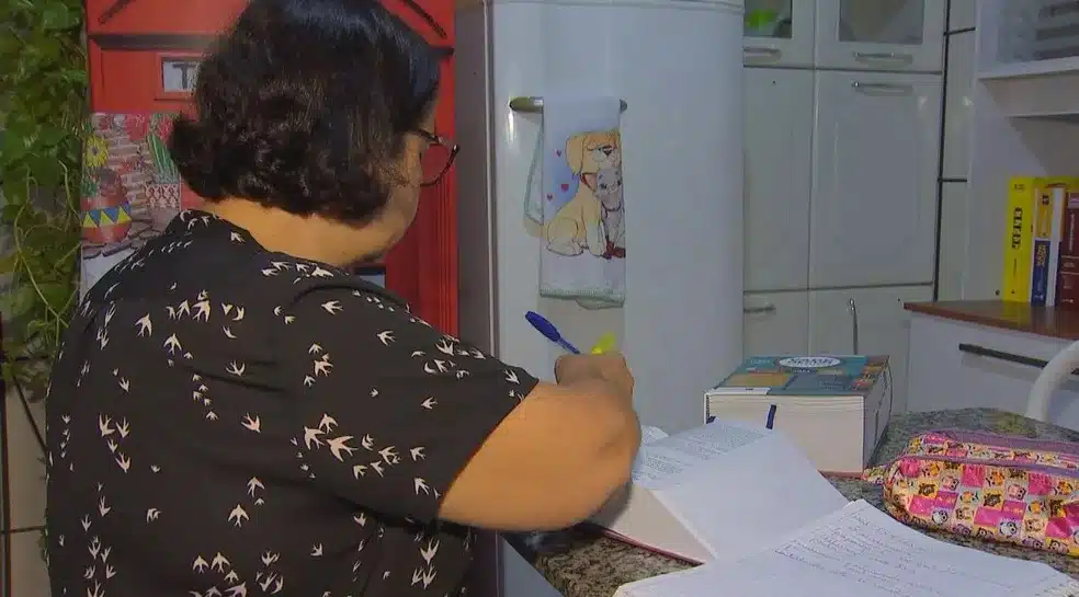 asomadetodosafetos.com - "Estudo não tem idade": Diarista se forma na faculdade aos 51 anos