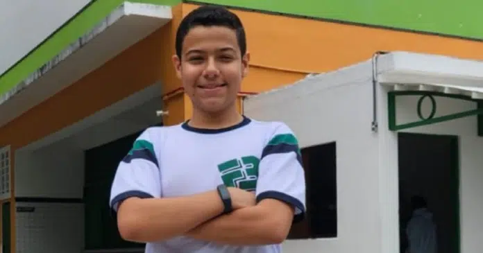 Cearense de 13 anos conquista 1º lugar em vestibular na UECE com nota máxima na redação