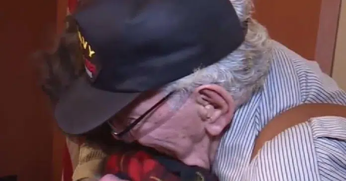 Idoso se declara em rede nacional ao encontrar “amor da vida” após 70 anos