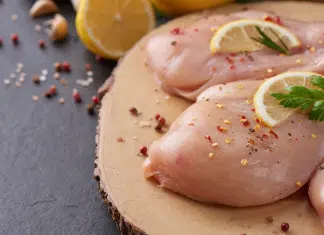 Evite riscos à saúde: Por que você deveria parar de lavar o frango antes de cozinhar