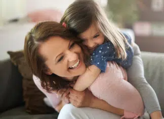 Mulher que mentia no trabalho para cuidar dos filhos cria empresa que contrata apenas mães