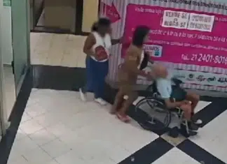 Vídeo mostra idoso em shopping antes de ser levado ao banco para assinar empréstimo