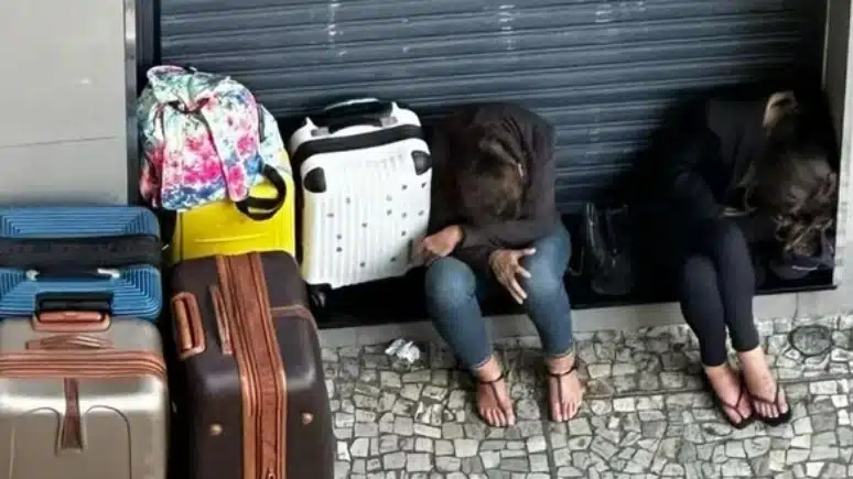 asomadetodosafetos.com - Mulher que 'mora' no McDonald's com a mãe faz vaquinha para arrecadar R$ 10 mil