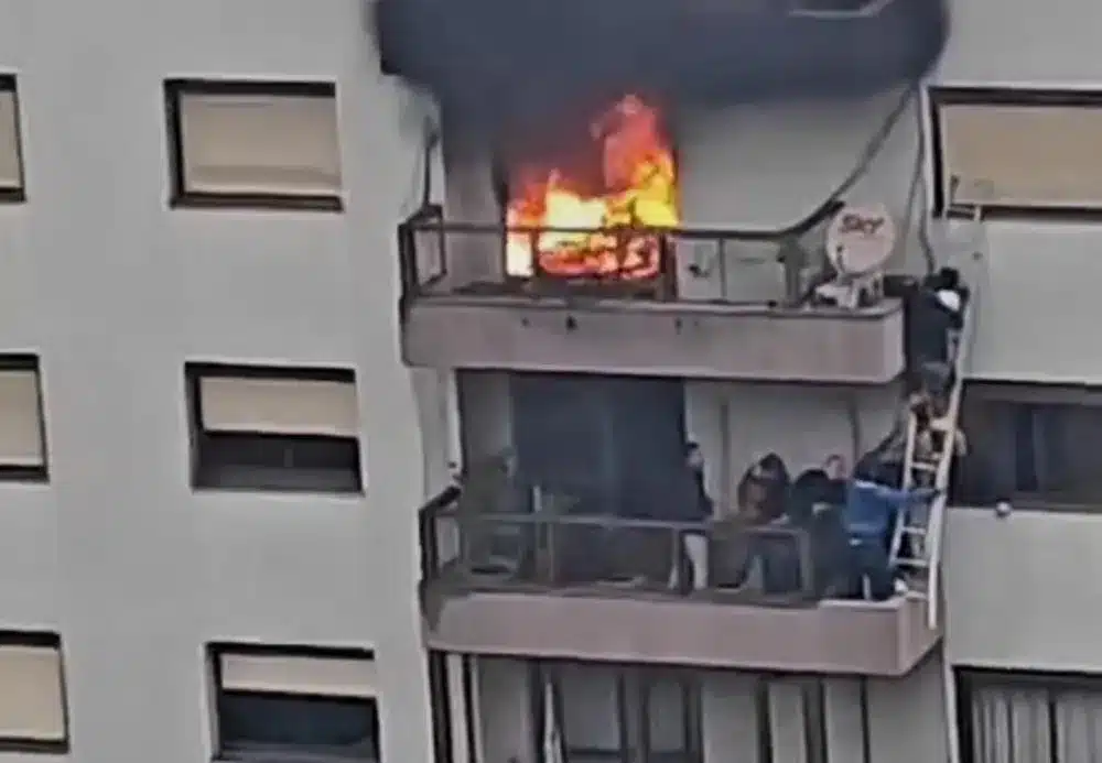 asomadetodosafetos.com - Vídeo mostra moradores resgatando criança de apartamento em chamas no RS
