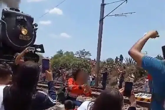 asomadetodosafetos.com - Mulher é atingida ao tentar tirar selfie em frente a trem; Veja o vídeo