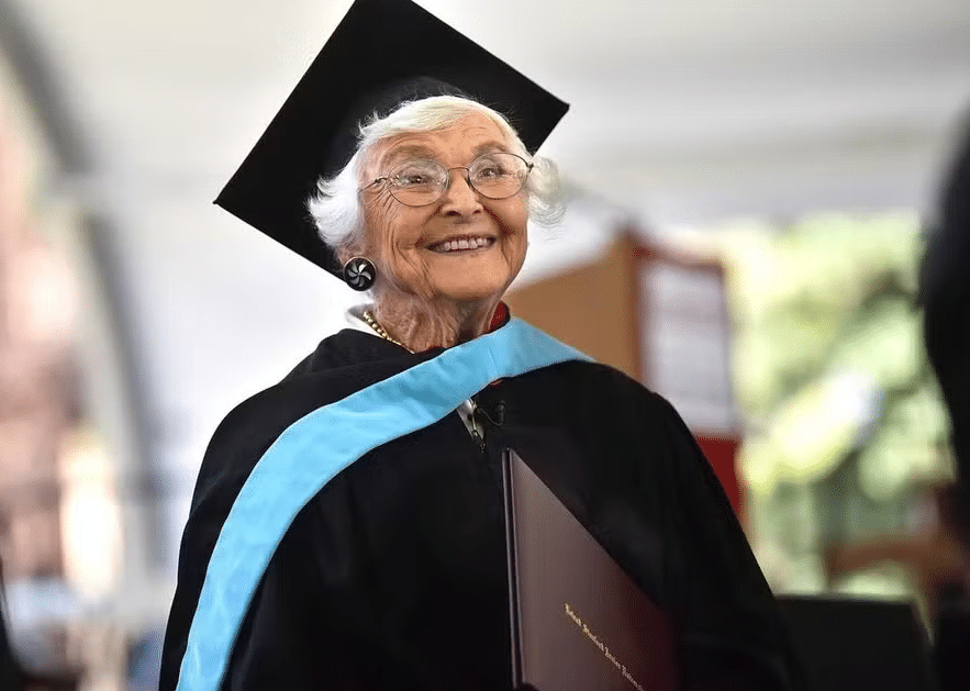 asomadetodosafetos.com - Idosa de 105 anos recebe diploma de mestrado mais de 80 anos após iniciar curso em Stanford