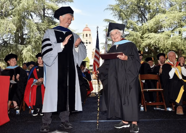 asomadetodosafetos.com - Idosa de 105 anos recebe diploma de mestrado mais de 80 anos após iniciar curso em Stanford