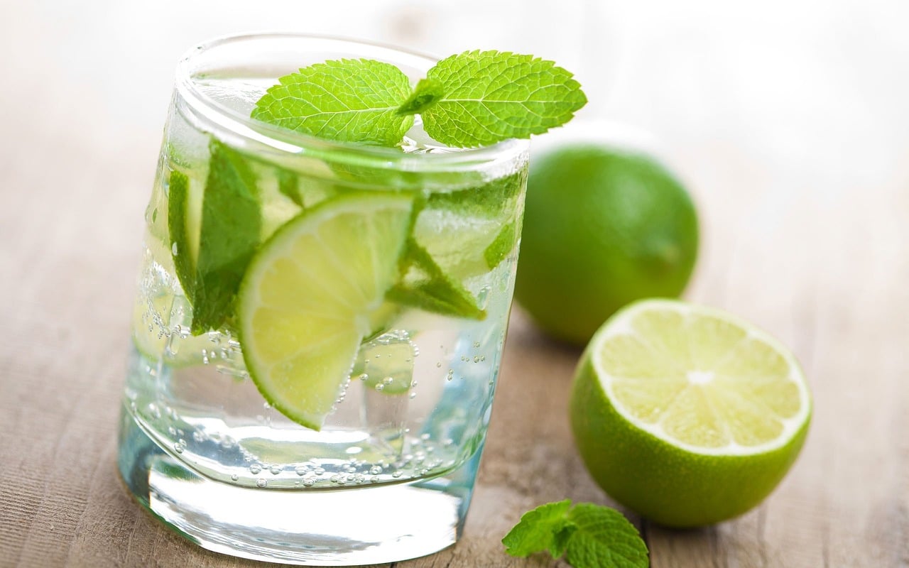 asomadetodosafetos.com - É verdade que beber água com limão emagrece? Nutrólogo explica