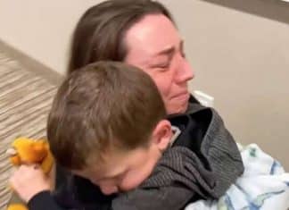 Mulher descobre que criança que adotou é seu filho biológico perdido