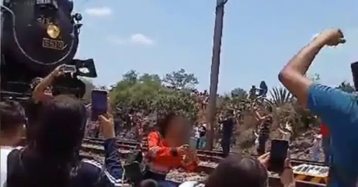 Mulher é atingida ao tentar tirar selfie em frente a trem; Veja o vídeo