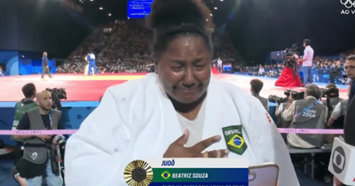 Bia Souza emociona ao conquistar ouro no judô e dedicar vitória à avó falecida