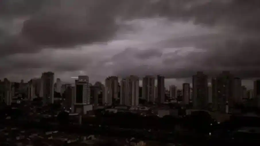 asomadetodosafetos.com - Frente fria traz chuva preta e céu 'apocalíptico' ao Brasil