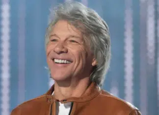 Vídeo mostra Jon Bon Jovi ajudando a salvar mulher em beirada de ponte