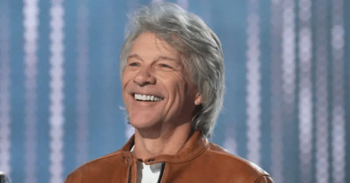 Vídeo mostra Jon Bon Jovi ajudando a salvar mulher em beirada de ponte