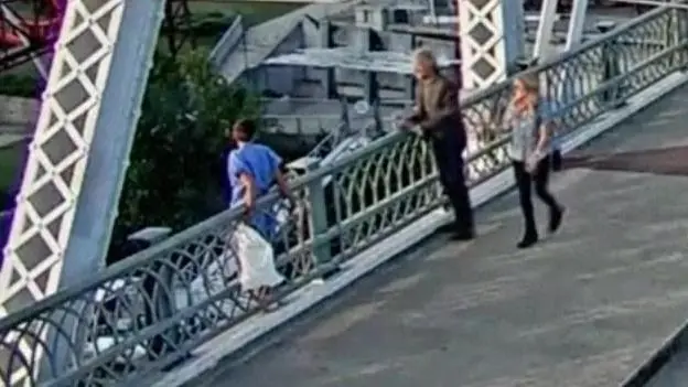 asomadetodosafetos.com - Vídeo mostra Jon Bon Jovi ajudando a salvar mulher em beirada de ponte