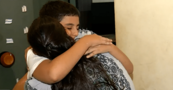 Menino de 10 anos salva a mãe de choque elétrico com técnica aprendida na escola